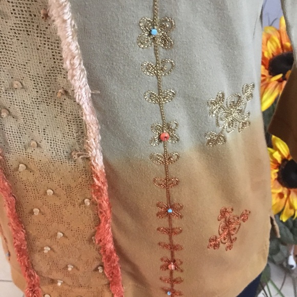 Multiples scoop neck Too. Embossed front, 3/4 Sleeve. Size small - Picture 4 of 13